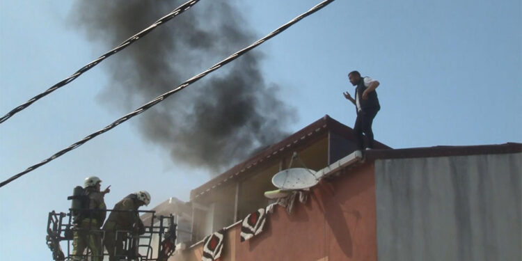 Arnavutköy'de 5 katlı binanın çatı katında yangın