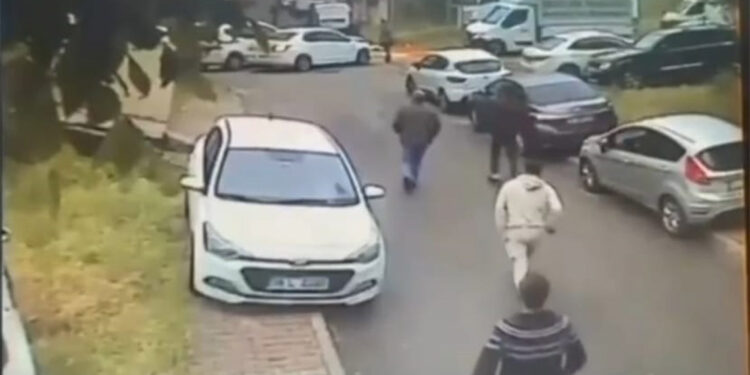 Savrulan iki otomobil arasından kalan kadın şans eseri kurtuldu