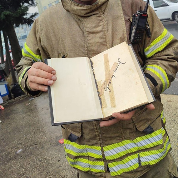 Başakşehir İkitelli Organize Sanayi Bölgesi'nde 4 gün boyunca yanan 6 katlı binada, Atatürk'ün imzaladığı öne sürülen Nutuk alevlerin içerisinden kurtarıldı.