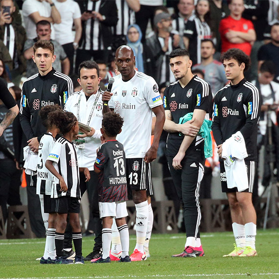 Beşiktaş kulübü tarihine, ismine, duruşuna yakışır bir şekilde futbolculuk yapan gerçek bir efsaneye veda etti.