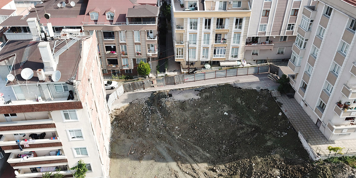 Avcılar'da inşaat temeli kazılırken göçük oluştu