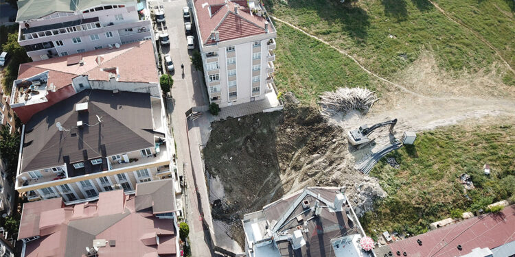 Avcılar'da inşaat temeli kazılırken göçük oluştu