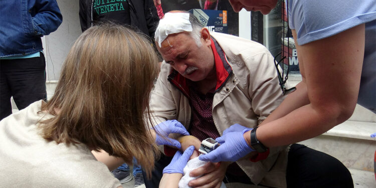 Pazarda kafasına demir direk düştü