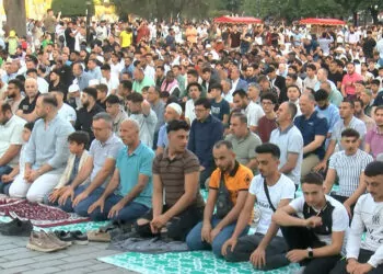 Ayasofya camii'nde binlerce kişi bayram namazı kıldı