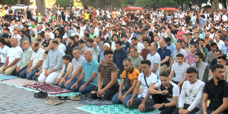 Ayasofya Camii'nde binlerce kişi bayram namazı kıldı