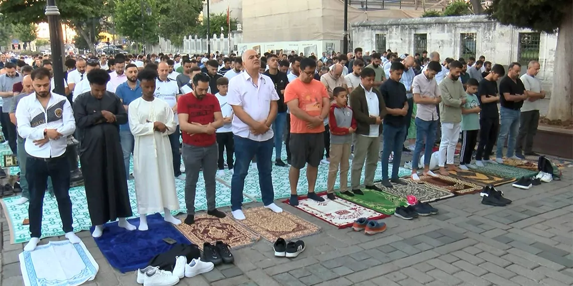 Ayasofya camii'nde binlerce kişi bayram namazı kıldı