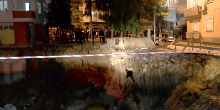 Bağcılar'da inşaat alanında toprak kaydı