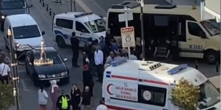 Minibüsten yolcular aşağı düştü; 3 yolcu yaralandı