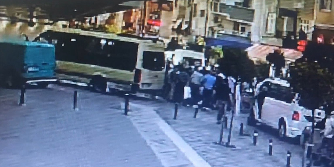 Minibüsten yolcular aşağı düştü; 3 yolcu yaralandı