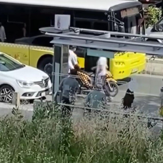 Bağcılar'da İETT otobüsünün camını kırdı