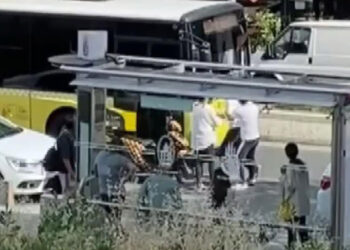 Bağcılar'da İETT otobüsünün camını kırdı