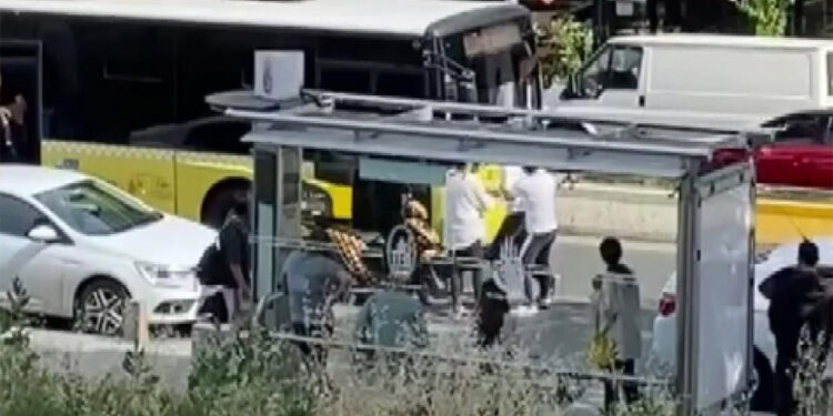 Bağcılar'da İETT otobüsünün camını kırdı