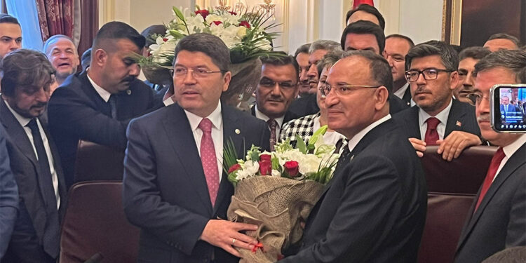 Yılmaz Tunç görevi Bekir Bozdağ'dan devraldı