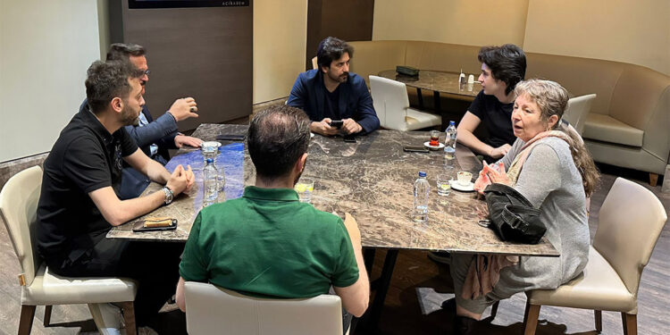 Bakan yardımcısı Mumcu, Özkan Uğur'u hastanede ziyaret etti