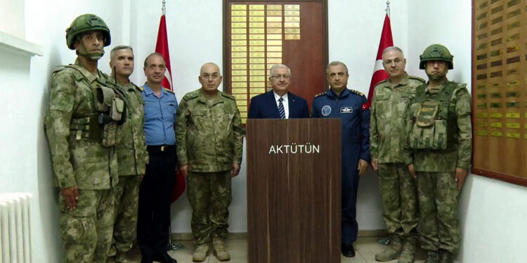 Yaşar Güler bayram namazını Mehmetçik ile kıldı