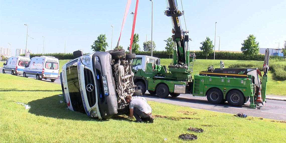 Bakırköy'de ambulans devrildi