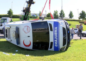 Bakırköy'de ambulans devrildi