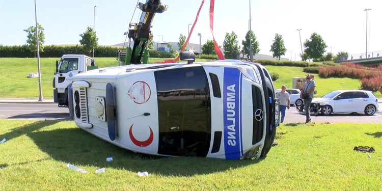 Bakırköy'de ambulans devrildi