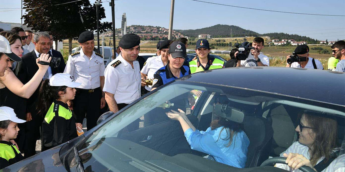 Ege ve Marmara denizlerine olan kıyılarıyla Türkiye’nin önemli turistik tesislerine ev sahipliği yapan Balıkesir'de bayram tatiliyle birlikte trafik yoğunluğu başladı.