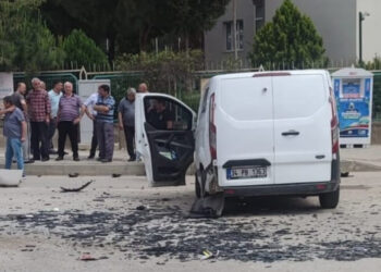 Bankaya para taşıyan minibüsle kamyonet çarpıştı