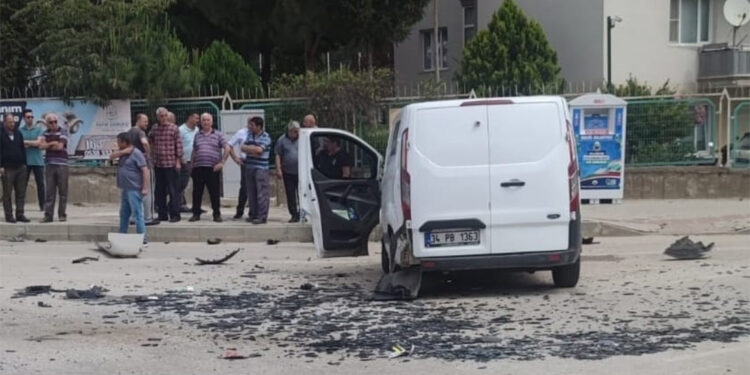 Bankaya para taşıyan minibüsle kamyonet çarpıştı