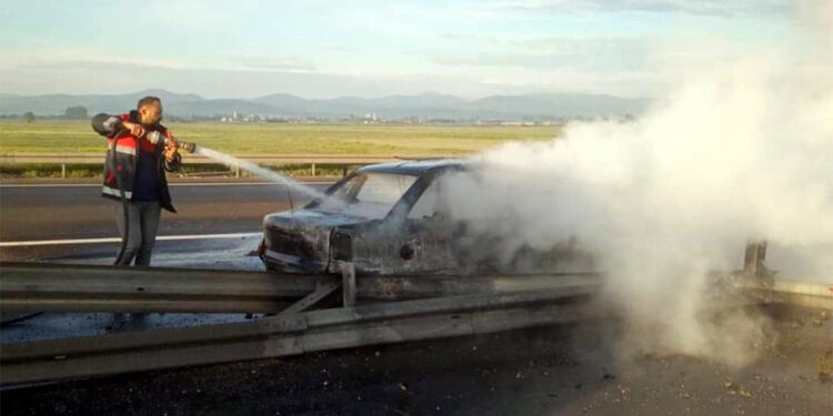 Bariyerlere çarpıp alev alan otomobilde 3 kişi yaralandı