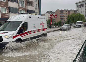 Bartın'da sağanak; dereler taştı