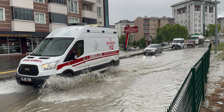 Bartın'da sağanak; dereler taştı