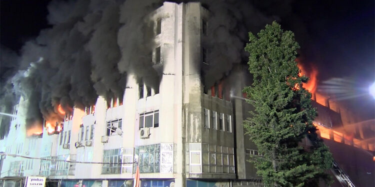 Başakşehir Organize Sanayi Bölgesi'ndeki yangın söndürülemedi