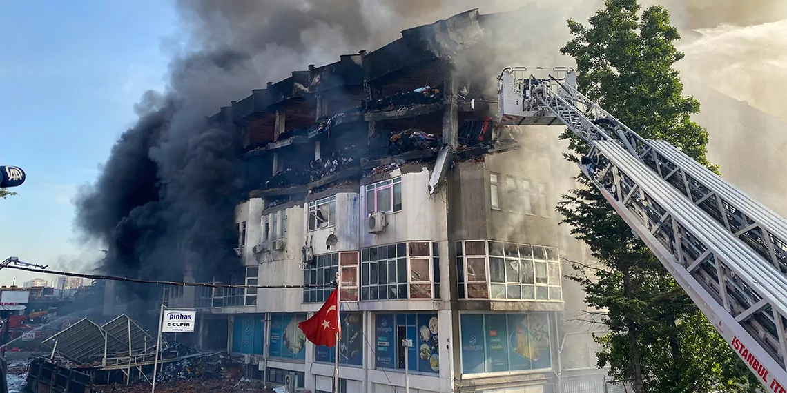 Başakşehir organize sanayi bölgesi'ndeki yangın söndürülemedi