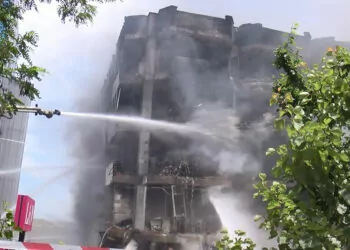 Başakşehir i̇kitelli organize sanayi bölgesi'ndeki yangın devam ediyor