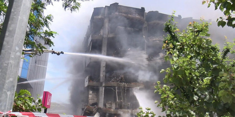 Başakşehir İkitelli Organize Sanayi Bölgesi'ndeki yangın devam ediyor