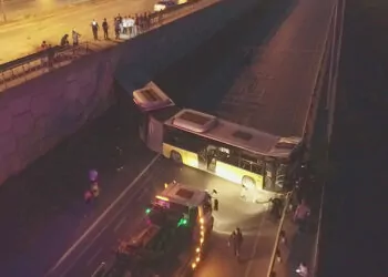 Başakşehir'de i̇ett otobüsü kaza yaptı; 1 ağır yaralı
