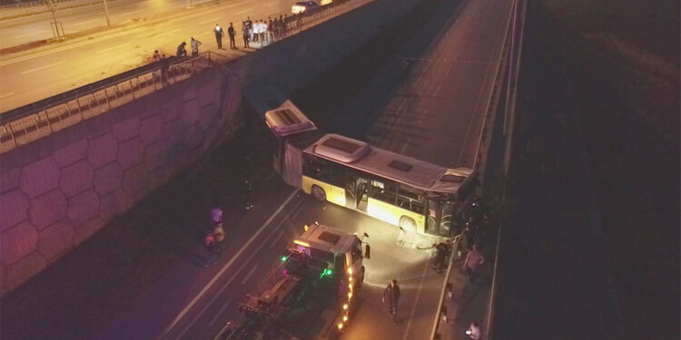 Başakşehir'de İETT otobüsü kaza yaptı; 1 ağır yaralı