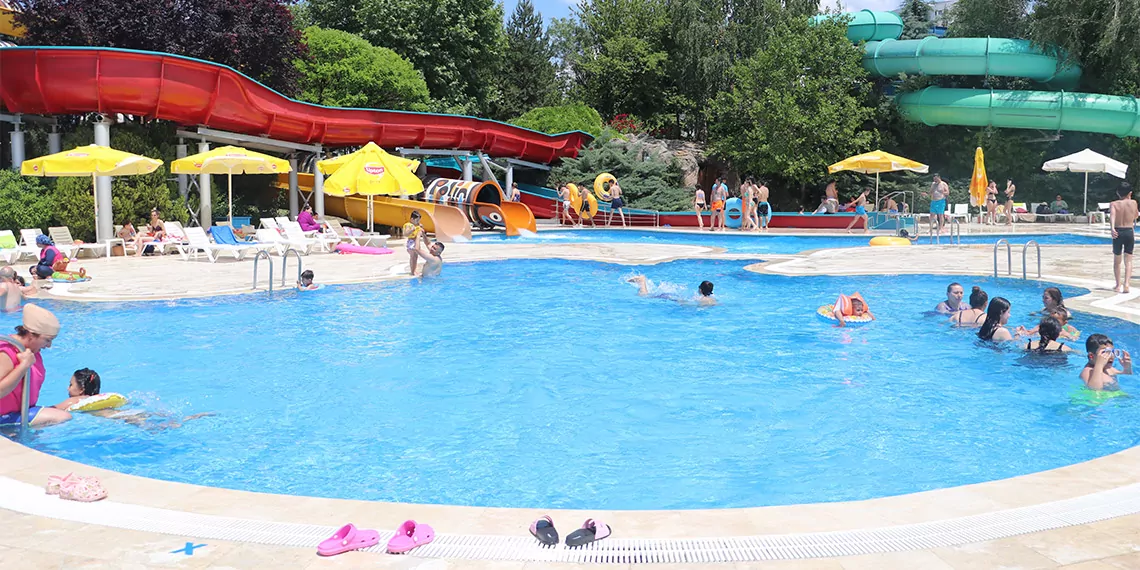 9 günlük kurban bayramı tatilinde havaların da ısınması ile birlikte havuz ve aquaparklarda yoğunluk yaşanmaya başlarken başkentliler havuz ve aquaparklarda serinliyor.
