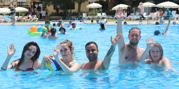 Başkentliler havuz ve aquaparklarda serinliyor