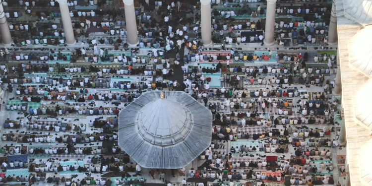 Bayram namazında Fatih Camii doldu taştı