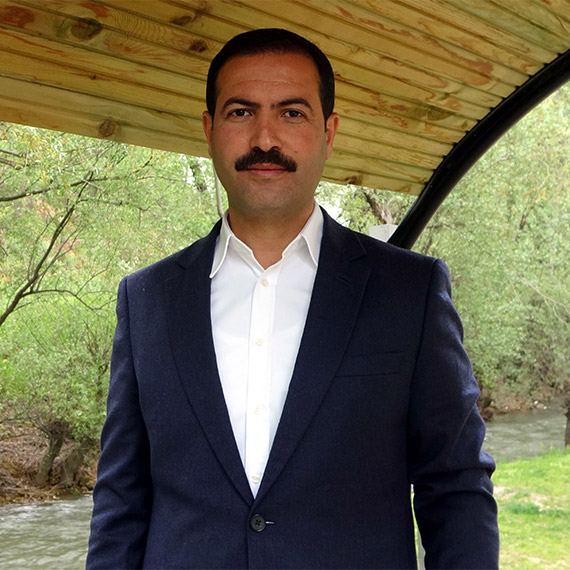 Belediye çalışanı gazeteciyi darbetti, polis memuru da araya girmek isteyenleri engelledi; o anlar kamerada.