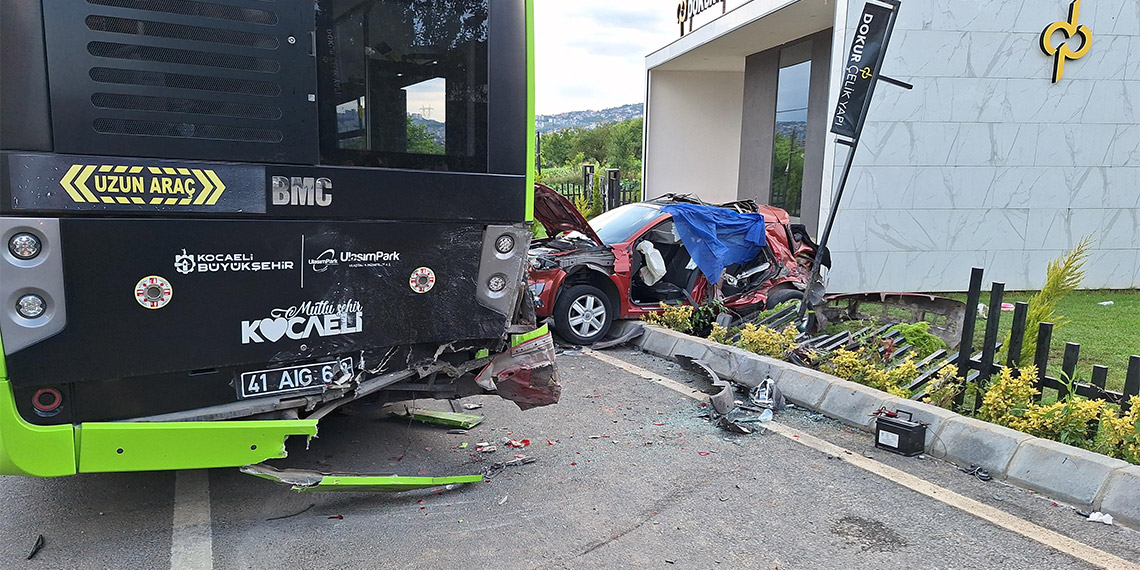 Belediye otobüsüyle çarpışan otomobilde 3 kişi öldü
