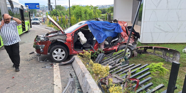 Belediye otobüsüyle çarpışan otomobilde 3 kişi öldü