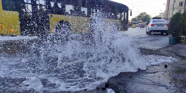 İSKİ'ye ait su borusu patladı