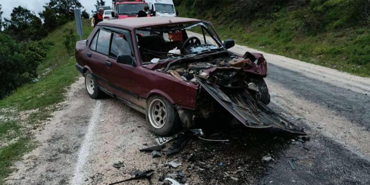 Bilecik'te iki otomobil kafa kafaya çarpıştı; 1 ölü 1 yaralı