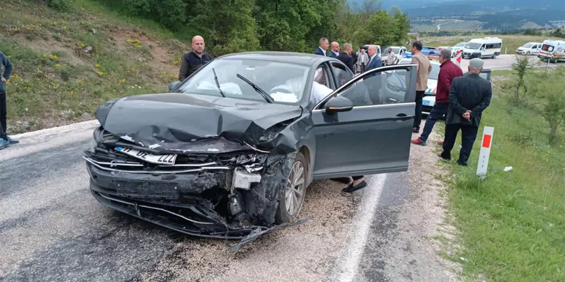 Bilecik'te iki otomobil kafa kafaya çarpıştı; 1 ölü 1 yaralı