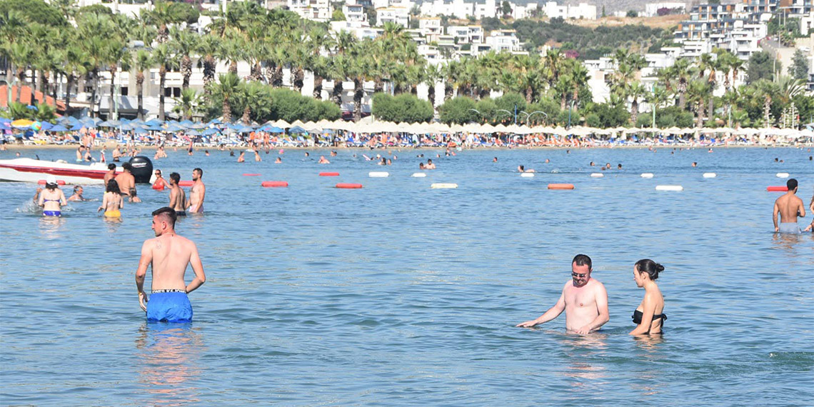 Muğla'nın dünyaca ünlü turistik ilçesi Bodrum'a 60 bin araç girişi oldu. Kurban Bayramı'na 2 gün kala kenti dolduran tatilciler plajlara akın etti.