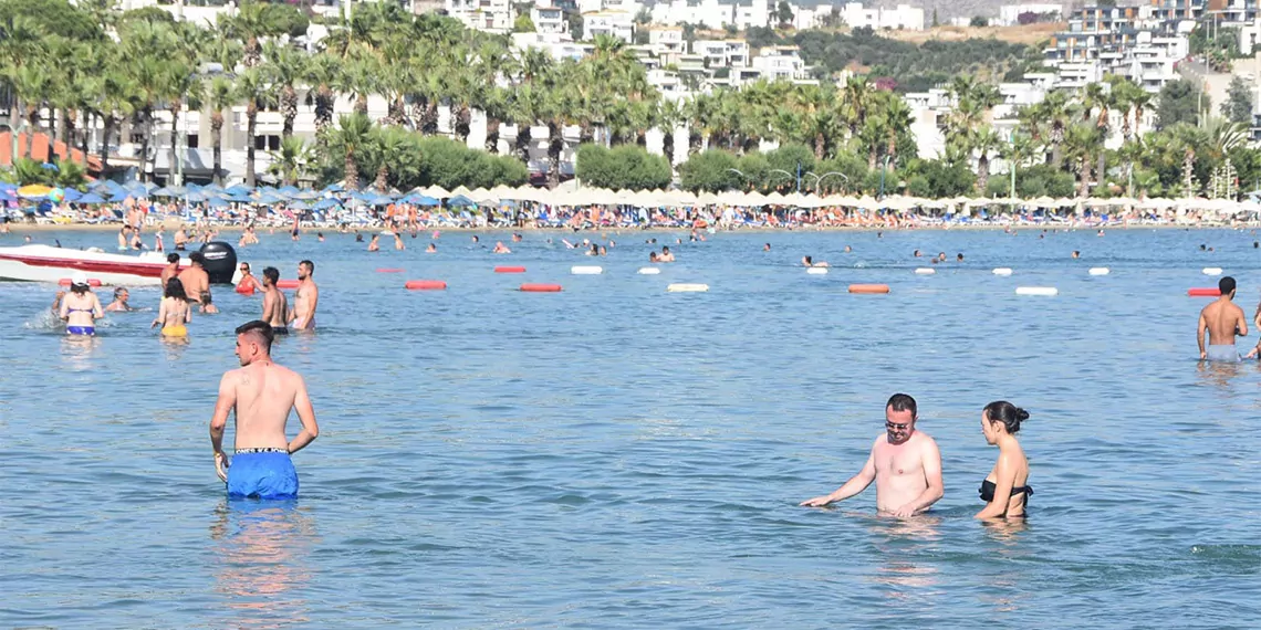 Muğla'nın dünyaca ünlü turistik ilçesi bodrum'a 60 bin araç girişi oldu. Kurban bayramı'na 2 gün kala kenti dolduran tatilciler plajlara akın etti.