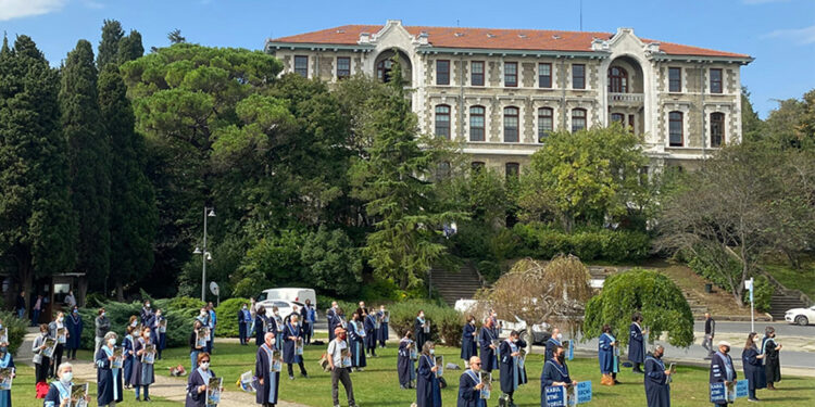 Boğaziçi Üniversitesi rektörlük binasına boya atan öğrenciler hakkında karar
