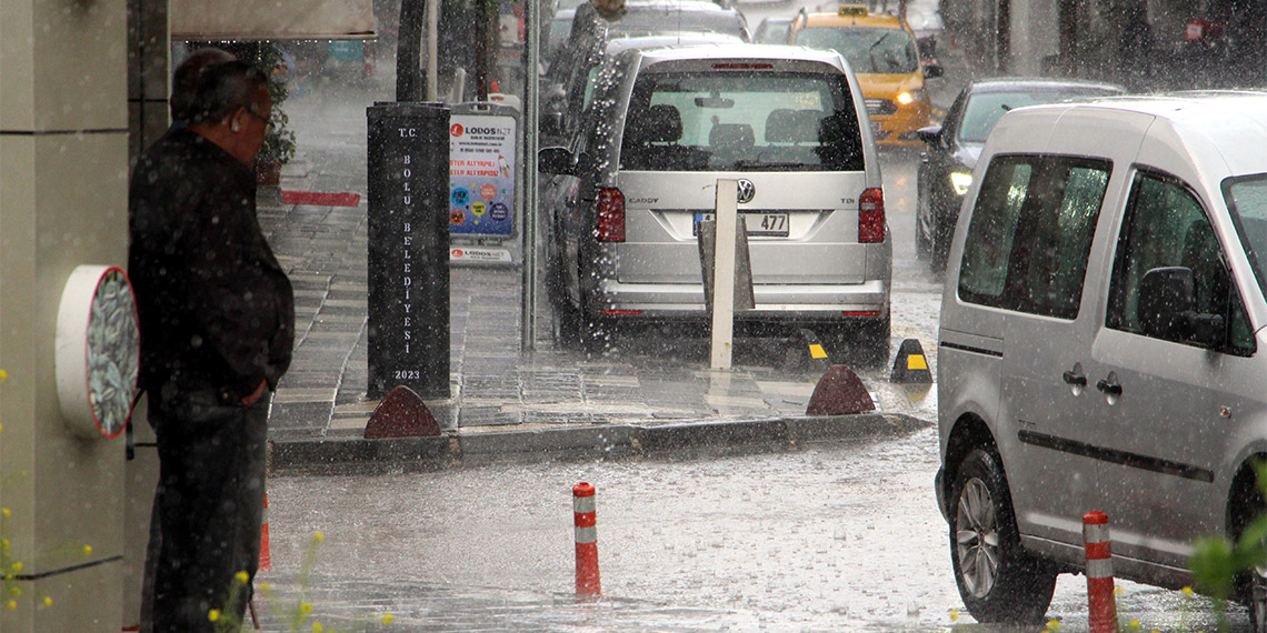 Bolu'da sağanakta caddeleri su bastı