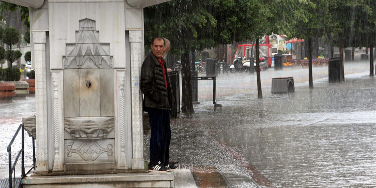 Bolu'da sağanakta caddeleri su bastı