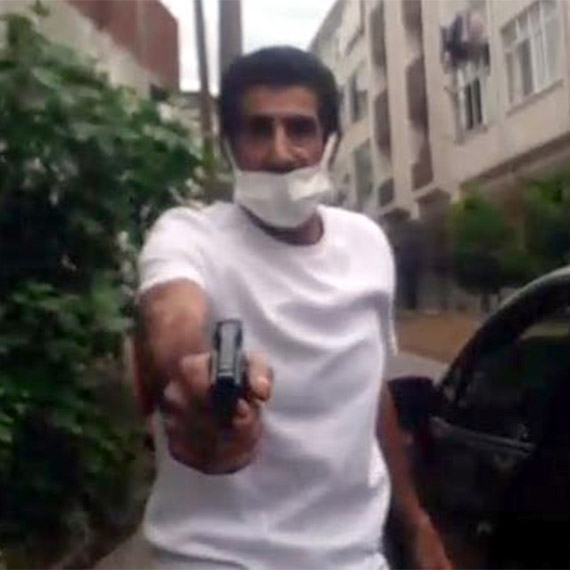 Boşanma aşamasındaki eşine silah doğrulttu