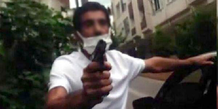 Boşanma aşamasındaki eşine silah doğrulttu